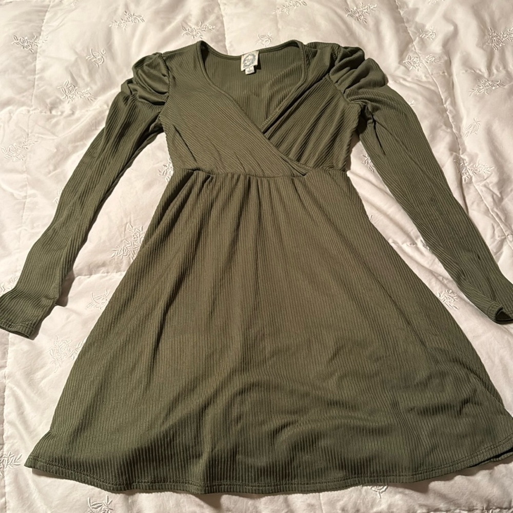Green long sleeve dress